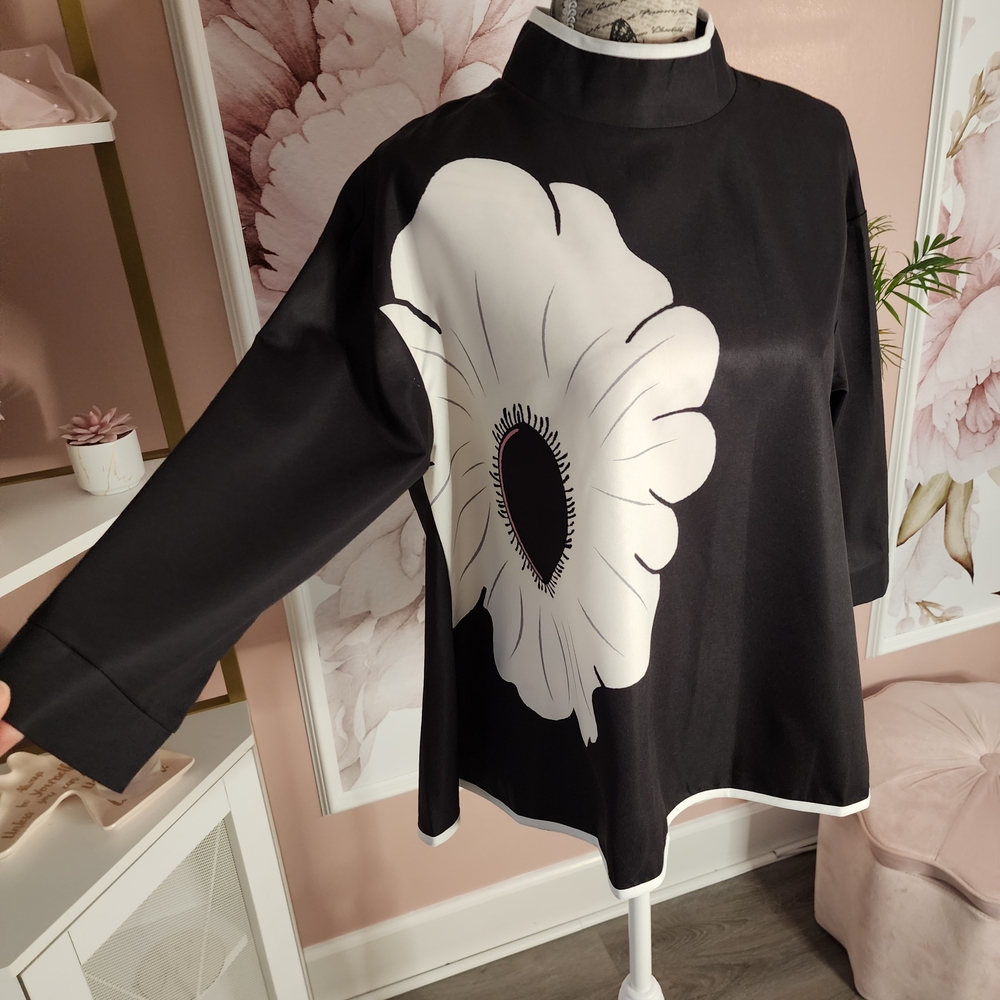 UOOZEE Black & White Floral Loose Fit Blouse Size M | 3/4 Sleeve Statement Top - Picture 3 of 10